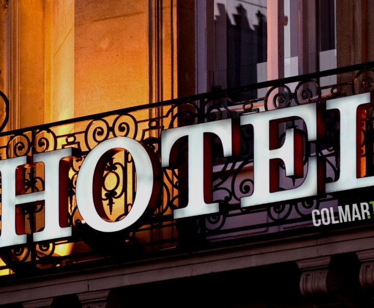 hébergement de luxe, Colmar, Alsace, hôtel 5 étoiles, châteaux, manoirs, hôtel romantique, escapade, voyage de noces, La Maison des Têtes, GAIA Hotel Basel Colmar, Hôtel Turenne, L'Esquisse Hotel & Spa Colmar, MGallery, séjour de luxe, chambre luxueuse, vieille ville, spa, élégant, moderne, atmosphère intime